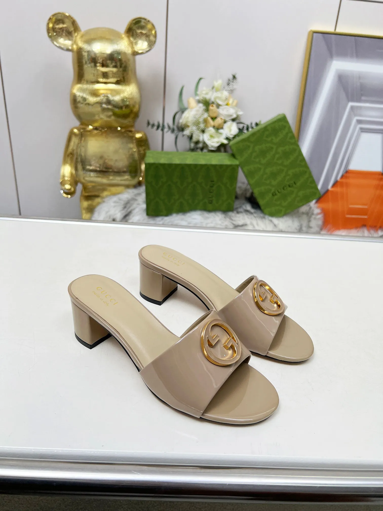 👟👟Ex-factory price 360👟👟 Genuine leather sole +40 Gucci 𝟐𝟎𝟐5 new spring and summer double G buckle round toe medium heel slippers, this G family series of slippers are so beautiful, high-end must buy~ The double G Logo is so beautiful on the feet, a classy style! The buttons have the GUCCI logo. Fabric: Cowhide Lining: Sheepskin lining Sheepskin pad Heel height: 5CM Sole: Italian genuine leather outsole Size: 35-44 [42 43 44 customized]